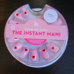 Olive and June press on mani